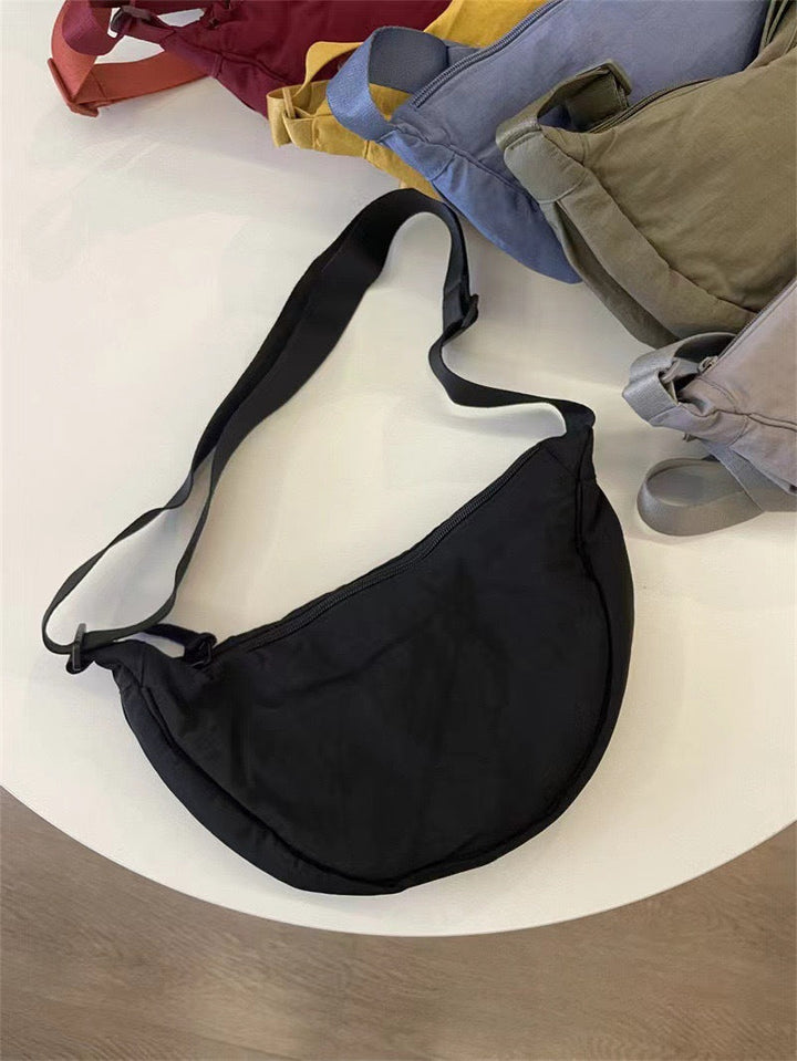 Élégant sac bandoulière femme, design arrondi et épuré. Idéal pour un usage quotidien ou une sortie chic.