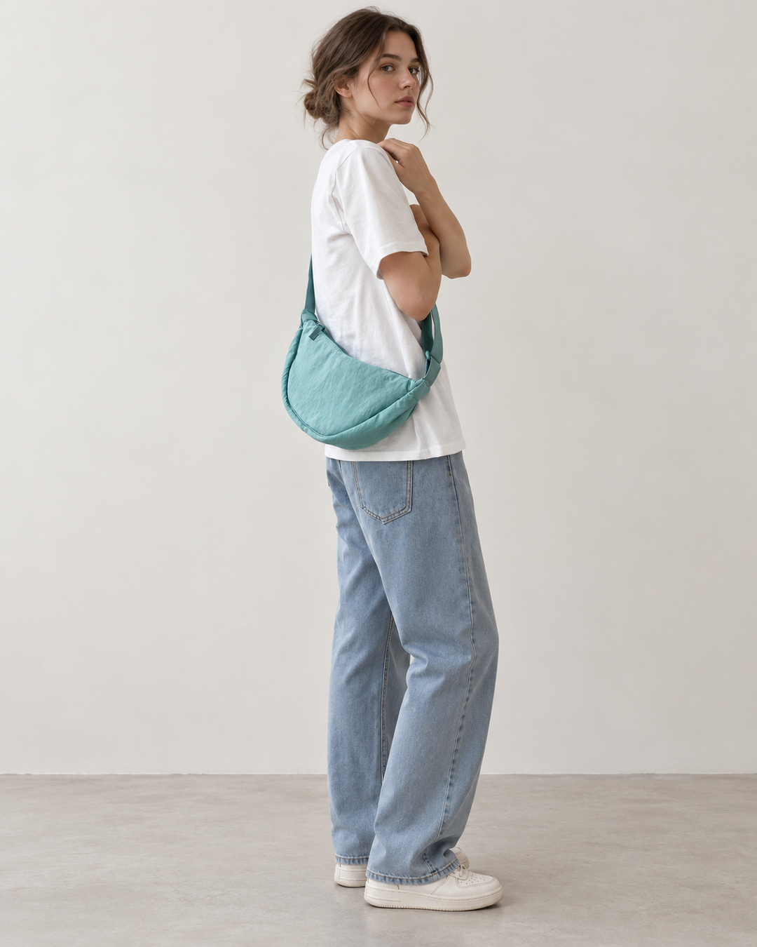 Sac bandoulière femme élégant, forme arrondie. Sangle ajustable, idéal mode et pratique au quotidien.