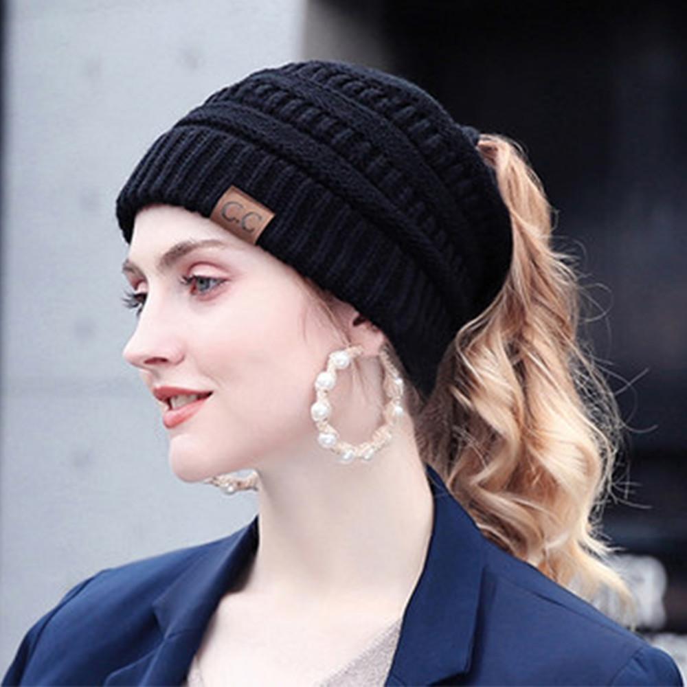 Bonnet d'hiver femme élégant avec ouverture queue-de-cheval. Idéal pour garder la tête au chaud en mode hiver.