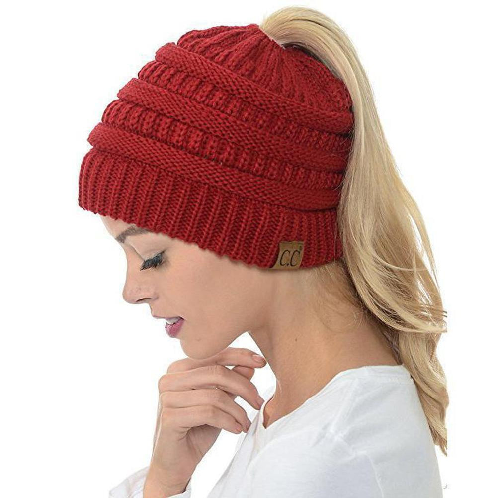 Bonnet femme confortable et élégant, parfait pour mode hiver décontractée. L'ouverture queue-de-cheval est pratique.