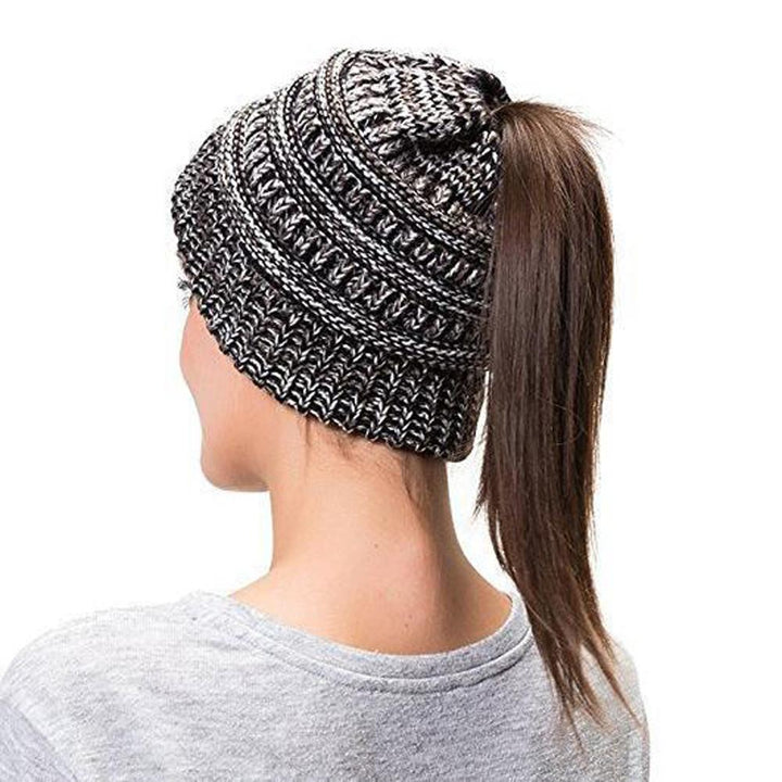 Cadeau femme idéal: bonnet hiver chaud et élégant. Son ouverture queue-de-cheval en fait un accessoire unique.