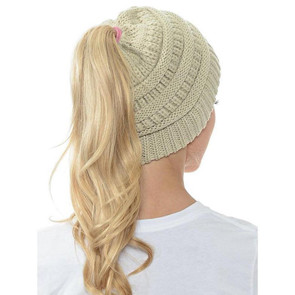 Bonnet femme tricoté pour hiver avec queue-de-cheval. Design élégant et décontracté, parfait pour vos cheveux.