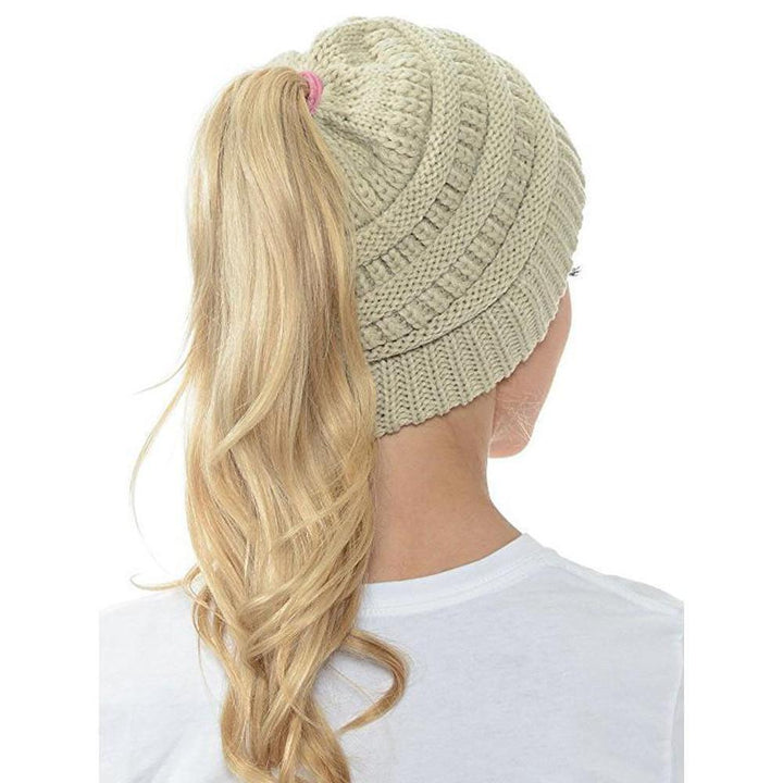 Bonnet femme tricoté pour hiver avec queue-de-cheval. Design élégant et décontracté, parfait pour vos cheveux.