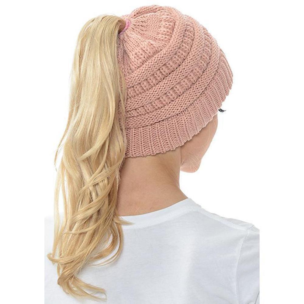Bonnet hiver femme confortable et versatile, parfait pour les cheveux attachés. Style décontracté et élégant.