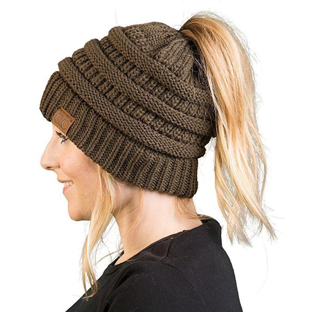 Bonnet tricoté femme élégant et chaud pour l'hiver. Idéal pour coiffer une queue-de-cheval, look décontracté chic.
