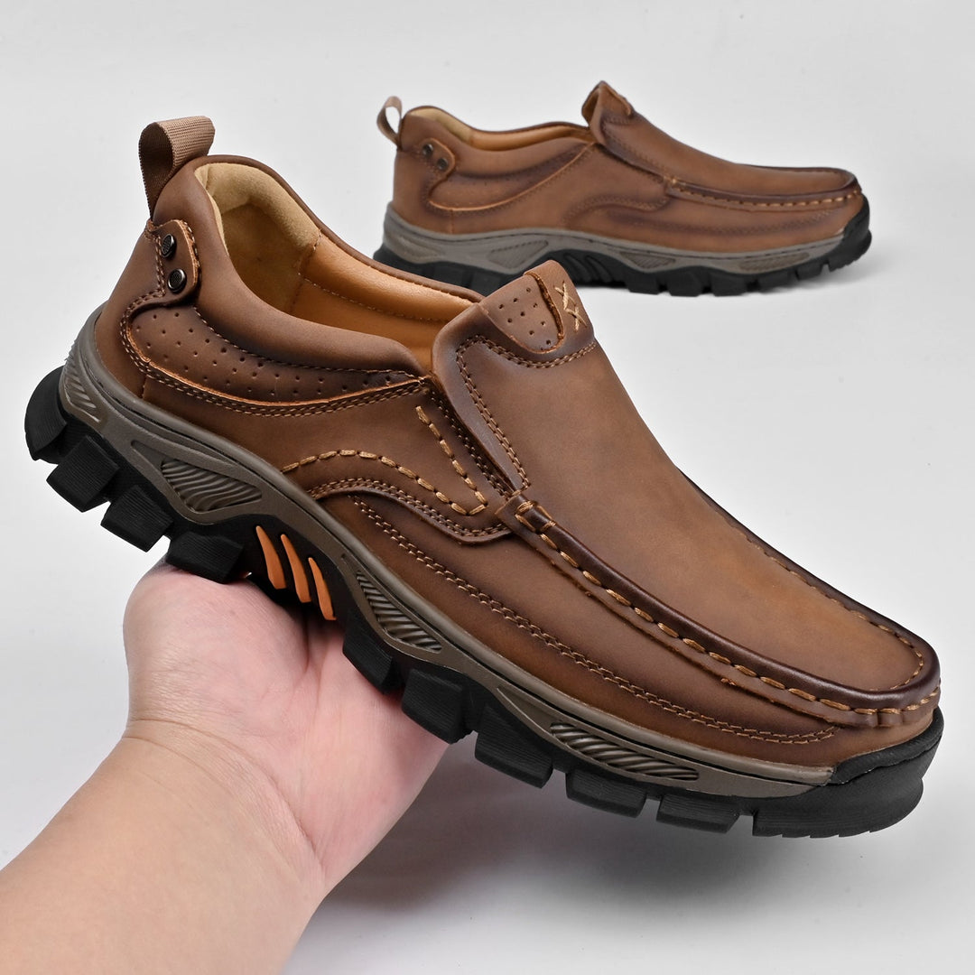 Bottines orthopédiques homme, faciles à enfiler, offrant un soutien accru et une élégance discrète.