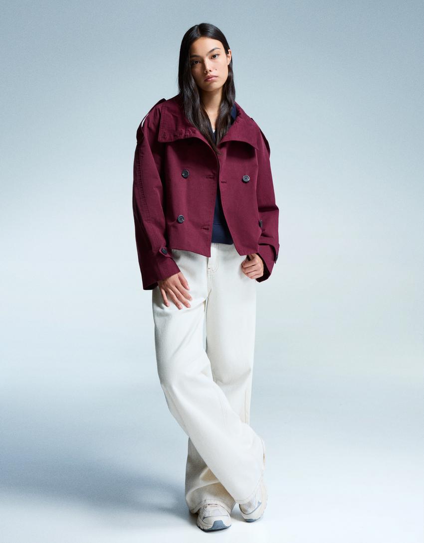 Manteau court femme, trench mode avec ceinture, idéal pour un look chic urbain au printemps/automne.