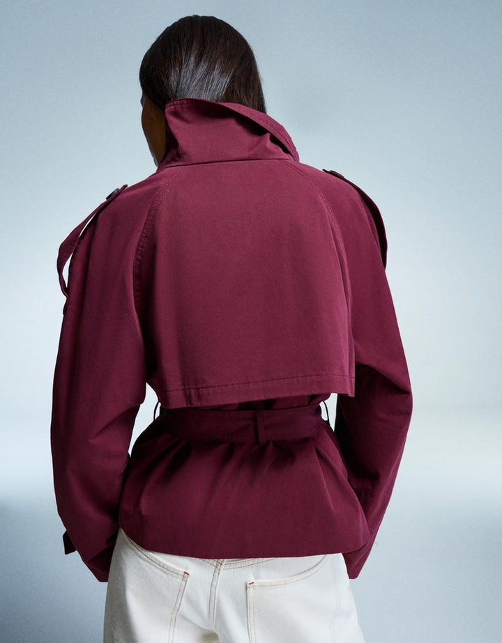 Veste trench courte femme, style élégant et urbain, avec ceinture, idéale pour le printemps.