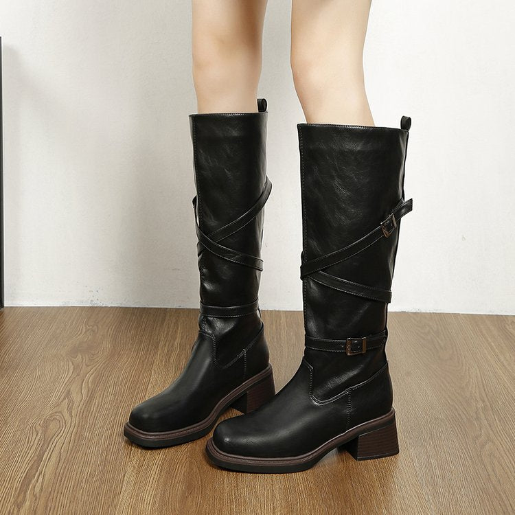 Bottes femme noires, style motard, semelle épaisse. Détails plissés, boucles. Chaussures hiver tendance.