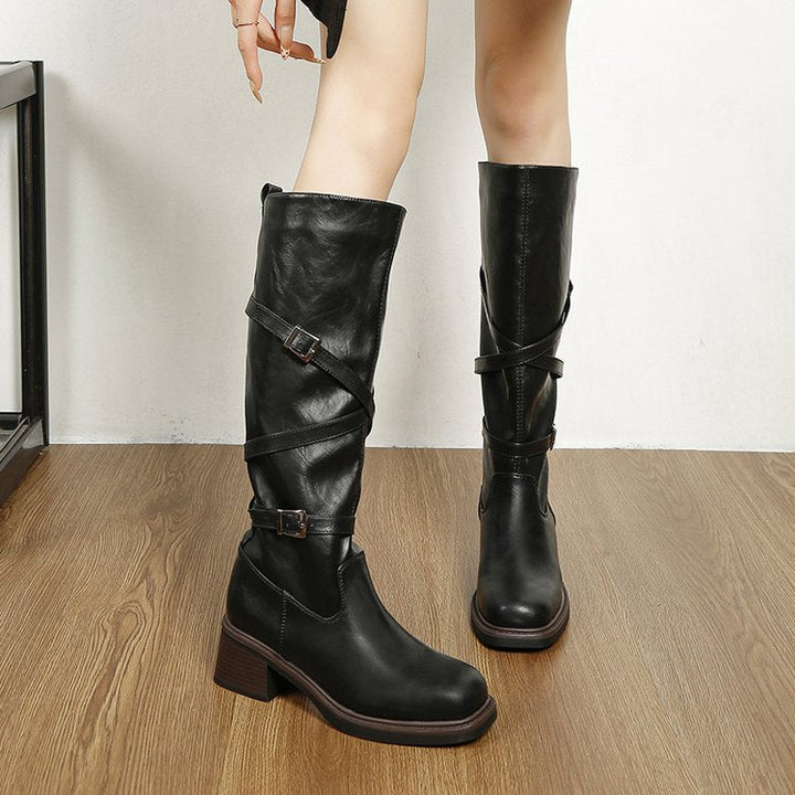 Bottes motardes femme chic, noires, plissées, avec boucles et semelle épaisse. Idéales pour le style biker hivernal.