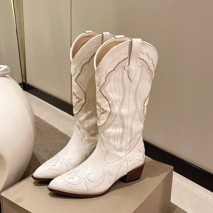 Bottes cowboy élégantes pour femme, tige haute beige brodée, style western chic. Idéales pour l'automne.