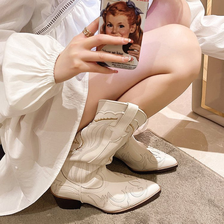 Bottes de cow-boy femme, style western élégant et tendance. Tige haute brodée pour un look automne chic.