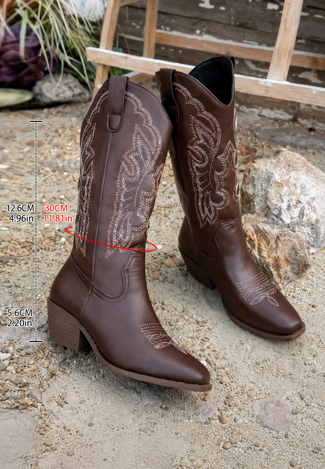 Chaussures femme, bottes cow-boy tendance à tige haute avec broderies. Style western chic et mode automne.