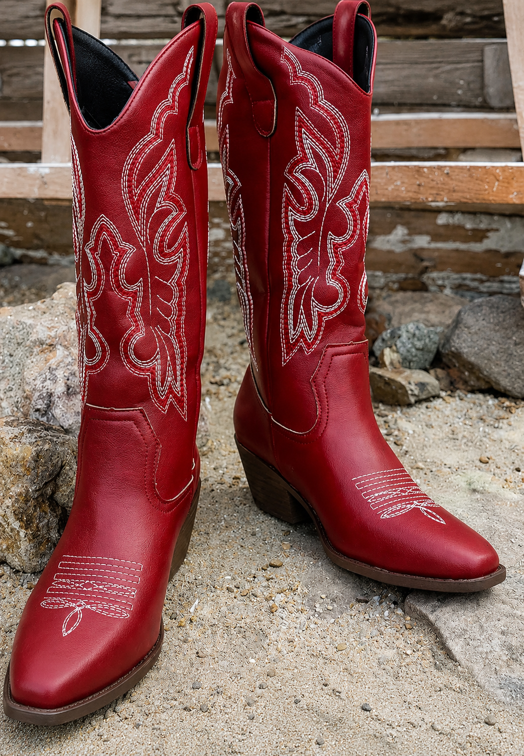 Vue latérale des bottes de cow-boy café avec talon large et confortable. Chaussures femme robustes pour l'automne.