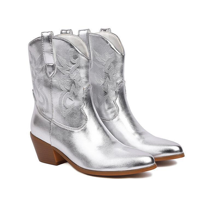 Paire de bottes cowboy femme vue de face, broderies subtiles, talon carré, style western intemporel.