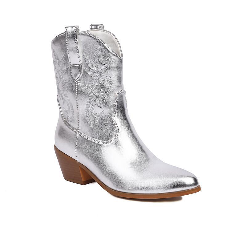 Bottes western femme portées, broderie visible, talon large, silhouette élégante, touche cowboy chic.
