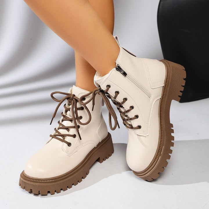 Bottines femme beiges à lacets et semelle track robuste, avec zip latéral pour confort automnal et style tendance.