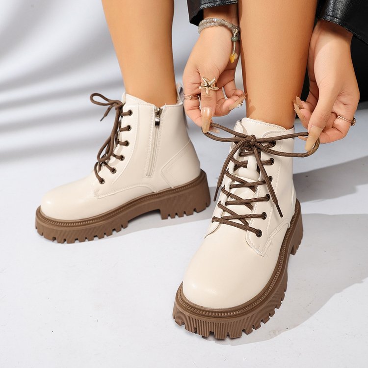 Bottines robustes à la cheville pour femme, avec lacets, semelle track épaisse et fermeture éclair. Style automnal chic.