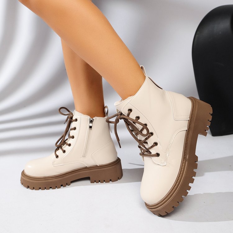 Bottines tendance femme avec lacets, semelle track confortable et zip latéral. Idéales pour un look automne chic.