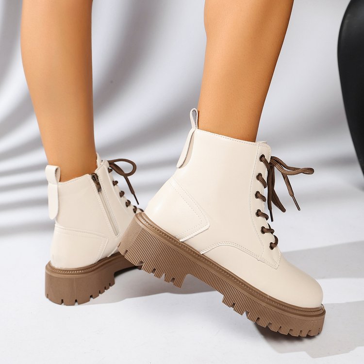 Paire de bottines femme à lacets, semelle track et zip latéral. Le style tendance et robuste pour vos tenues d'automne.