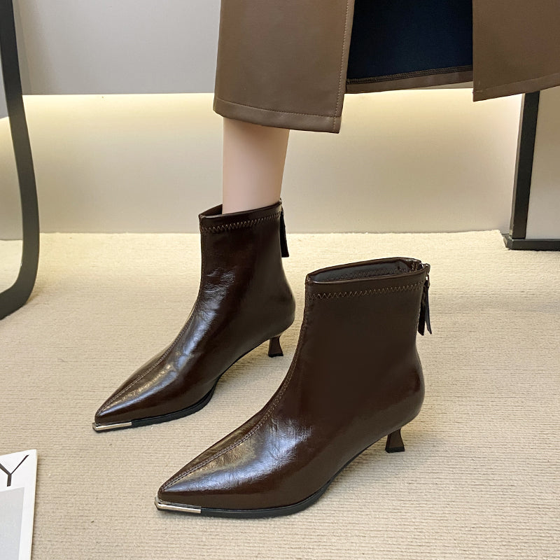 Détail: bottines Vera femme en cuir, bout pointu affiné, talon élégant. Parfaites pour un look chic.