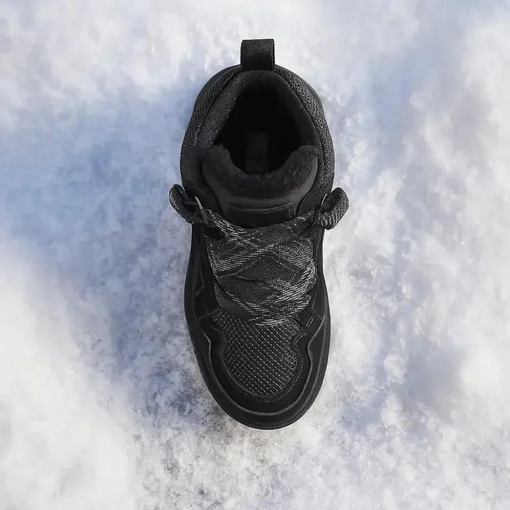 Chaussures femme hiver, mode et confort. Bottes chaudes et tendances avec lacets pour un style urbain chic.
