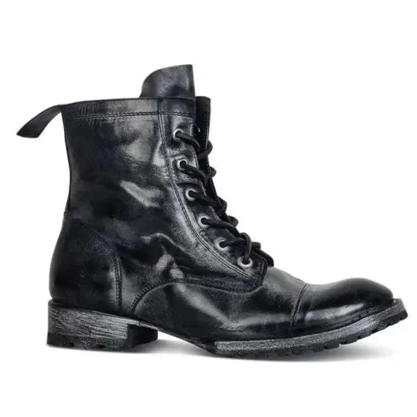 Bottes homme robustes à lacets avec semelle antidérapante. Chaussures vintage offrant traction et confort pour la mode homme.