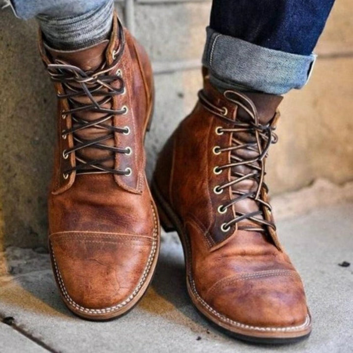 Bottes classiques marron en cuir véritable pour homme, élégantes et confortables. Idéales pour la mode masculine.