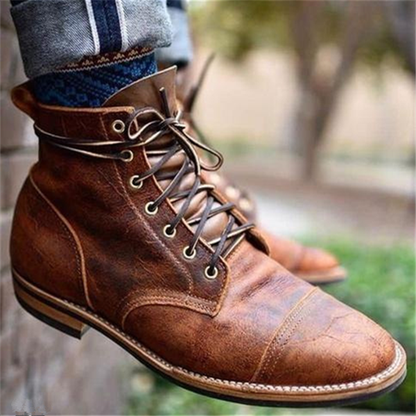 Paire de bottes homme en cuir marron durables, style classique. Finition élégante, confort pour un usage quotidien.