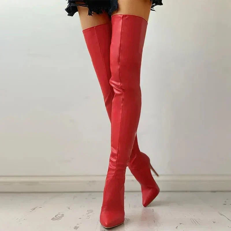 Cuissardes rouges féminines à talons hauts, bottes femme chic pour une mode audacieuse.