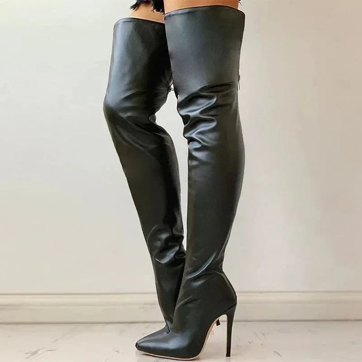 Chaussures élégantes : bottes cuissardes femme en similicuir noir, avec talons aiguilles pour soirée.
