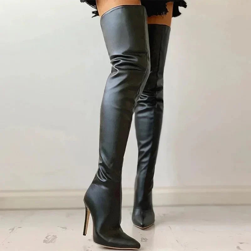 Paire de cuissardes femme élégantes, disponibles en noir ou rouge, avec talons aiguilles pour soirée chic.