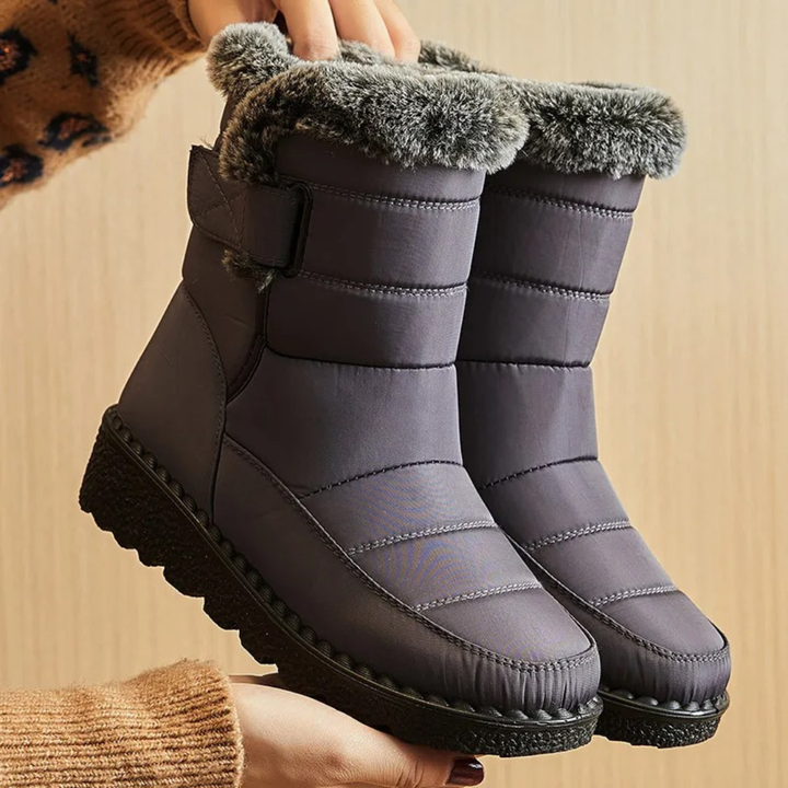 Intérieur doux des bottes d'hiver femme. Fourrées pour chaleur maximale, chaussures confortables pour le froid.