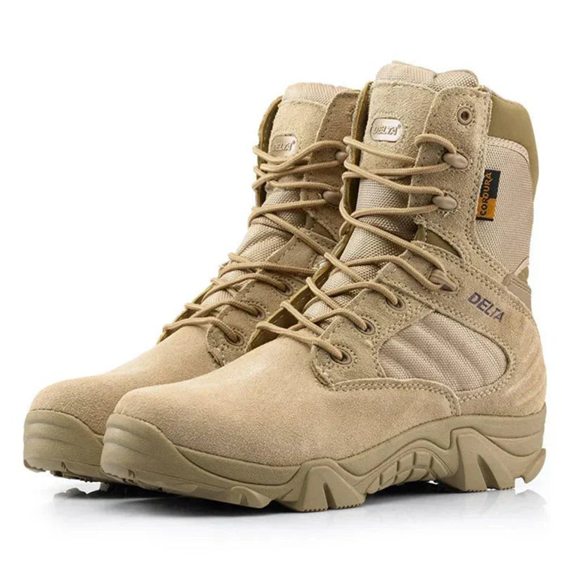 Paire de bottes tactiques homme, robustes et confortables pour l'aventure.
