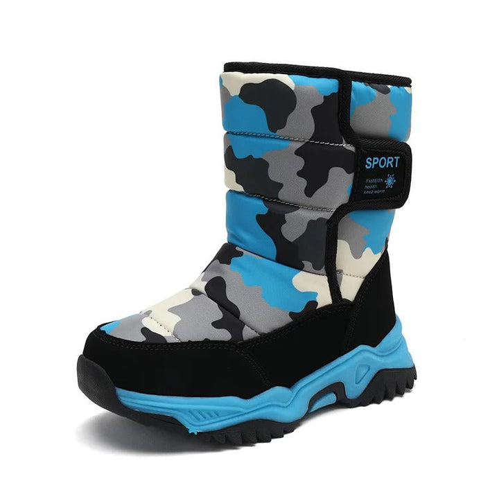 Vue de près des bottes de neige imperméables pour enfants, avec semelle anti-dérapante et tissu durable.