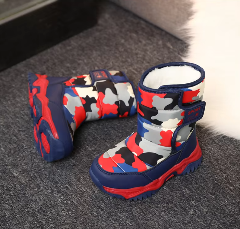Enfant joyeux portant des bottes de neige chaudes et confortables, jouant dans la neige en toute sécurité.
