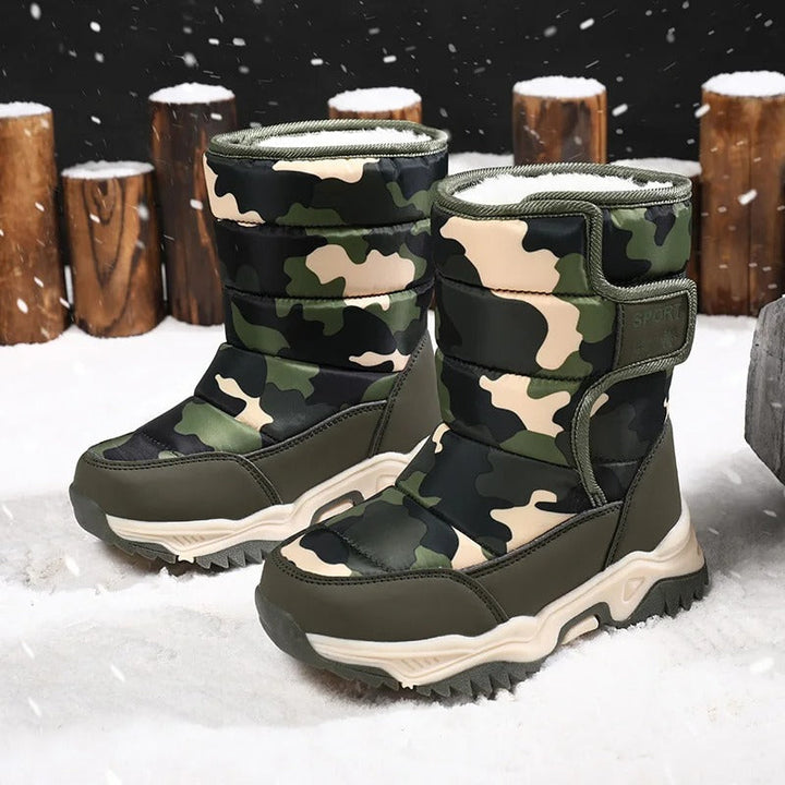Semelle anti-dérapante des bottes de neige pour enfants, assurant une adhérence optimale sur glace et neige.