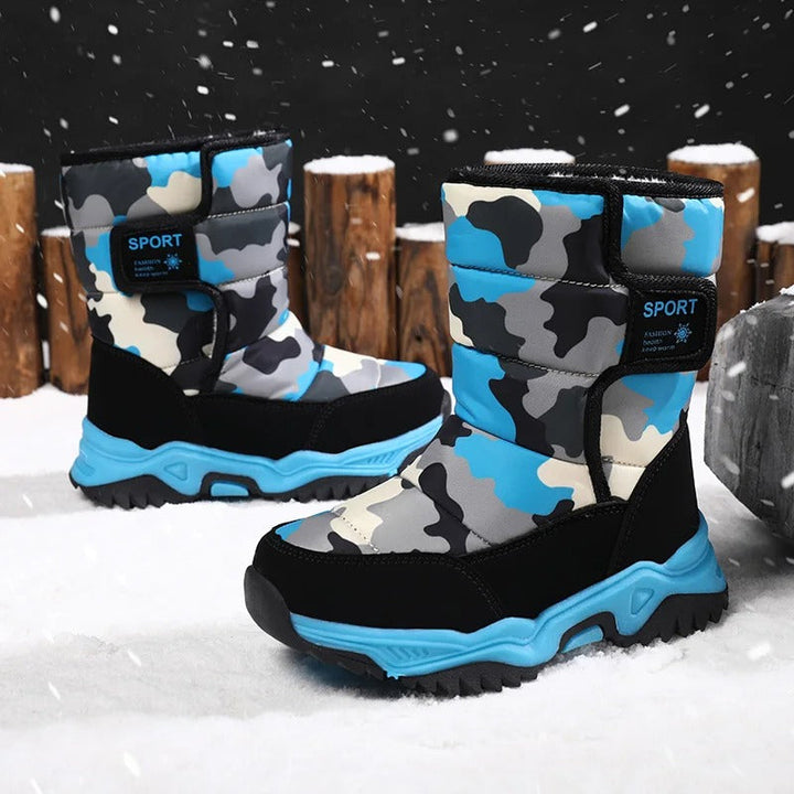 Fermeture à scratch des bottes de neige enfant, pratique pour un enfilage rapide et un bon maintien.