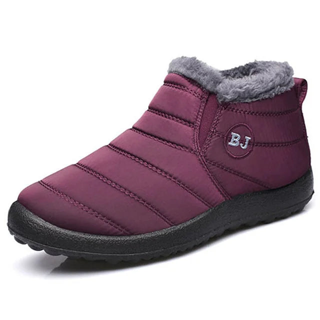 Bottes d'hiver B&J™ unisexes portées. Imperméables, chaudes et antidérapantes pour la marche sur neige. Confortable.