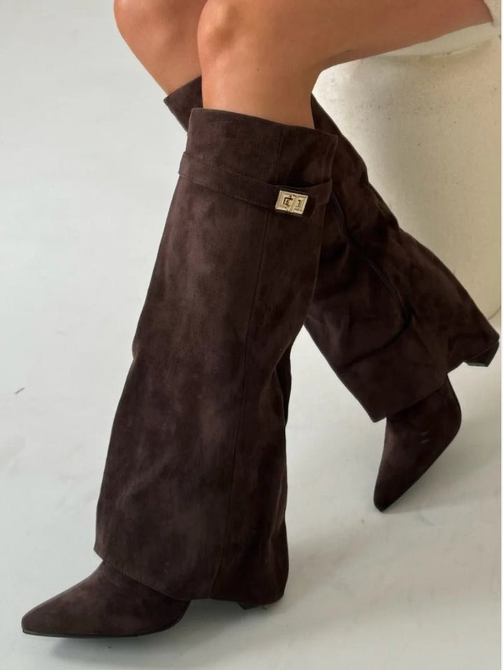 Bottes élégantes marron pour femmes, avec détails dorés, parfaites pour un look chic et confortable en ville.