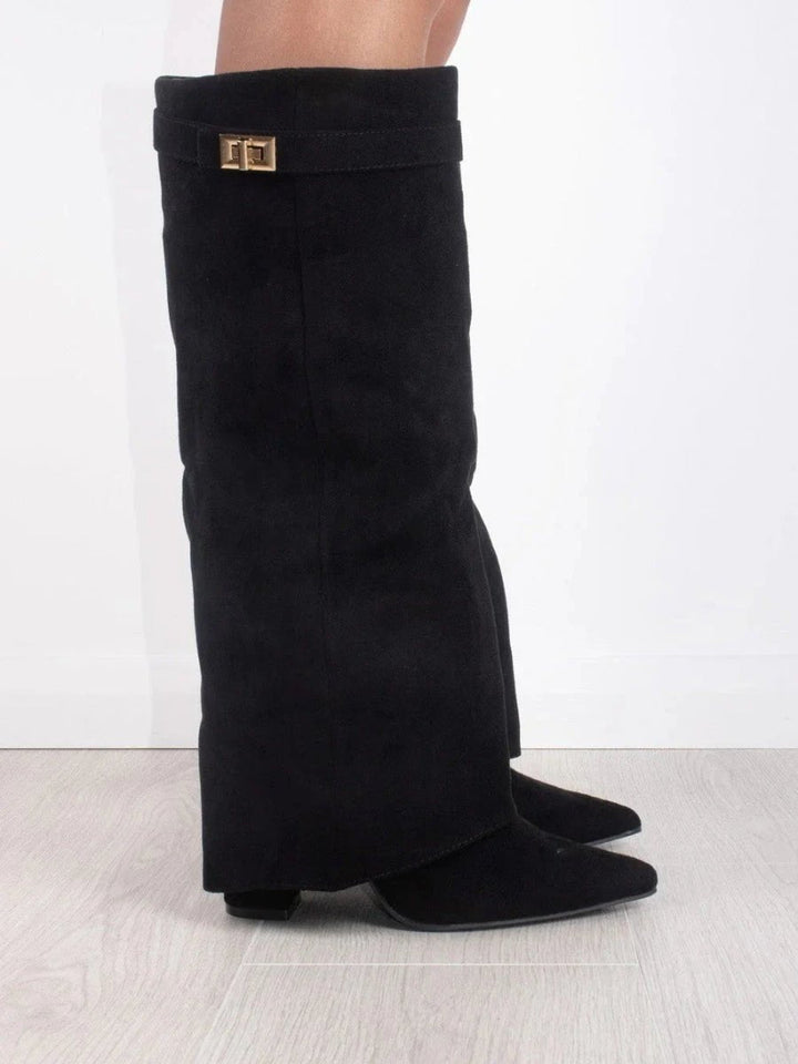 Bottes marron tendance pour femmes, à talons blocs et ornements dorés, pour un look automne-hiver distingué.