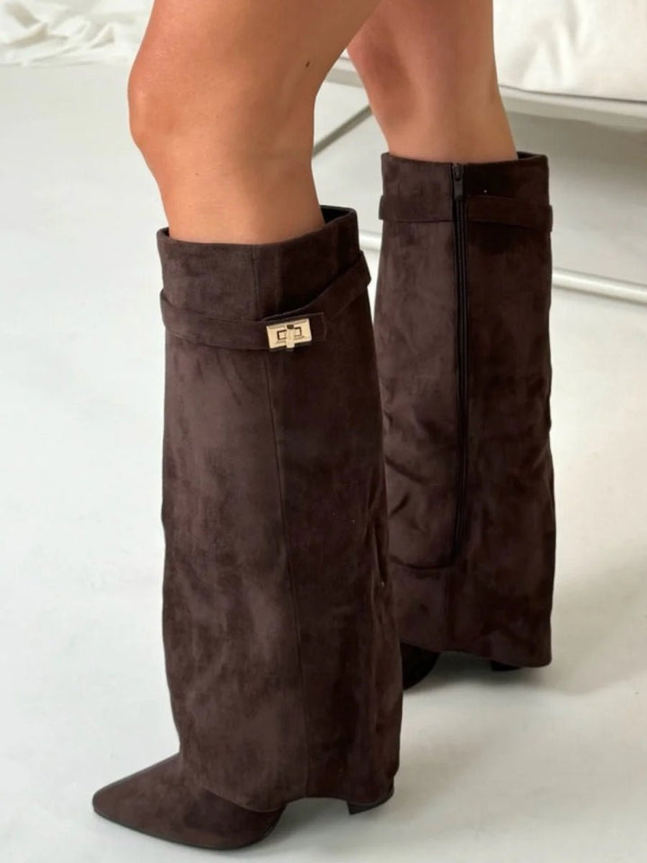 Design de bottes féminines élégantes, détails dorés, en noir, beige ou marron. Mode et confort pour vos pieds.
