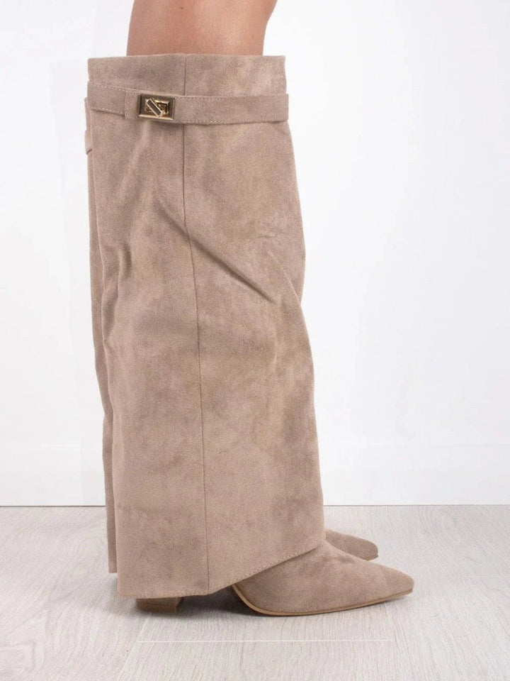 Bottines élégantes pour femmes, noires avec accents dorés. Chaussures mode idéales pour l'automne-hiver, style chic.