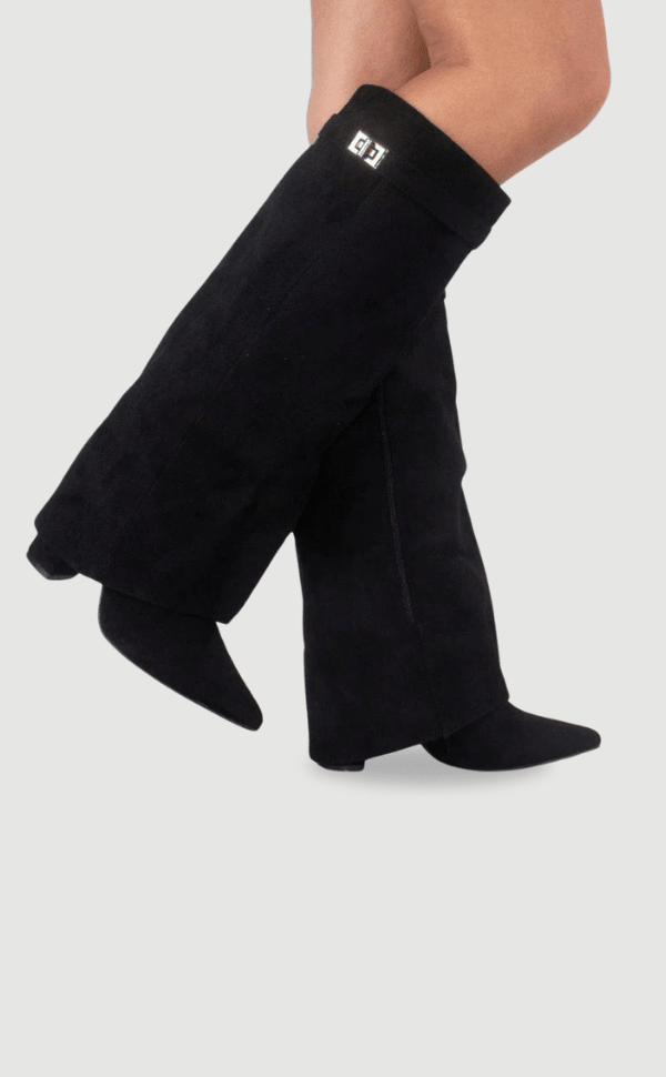 Bottines beiges chics pour femmes, avec détails dorés et fermeture éclair, parfaites pour la mode hivernale.