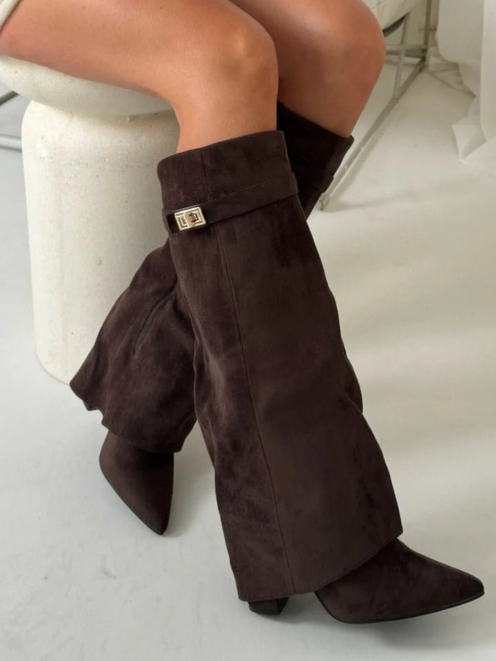 Chaussures femmes: bottes élégantes noires avec boucles dorées, un essentiel mode pour l'automne et l'hiver.