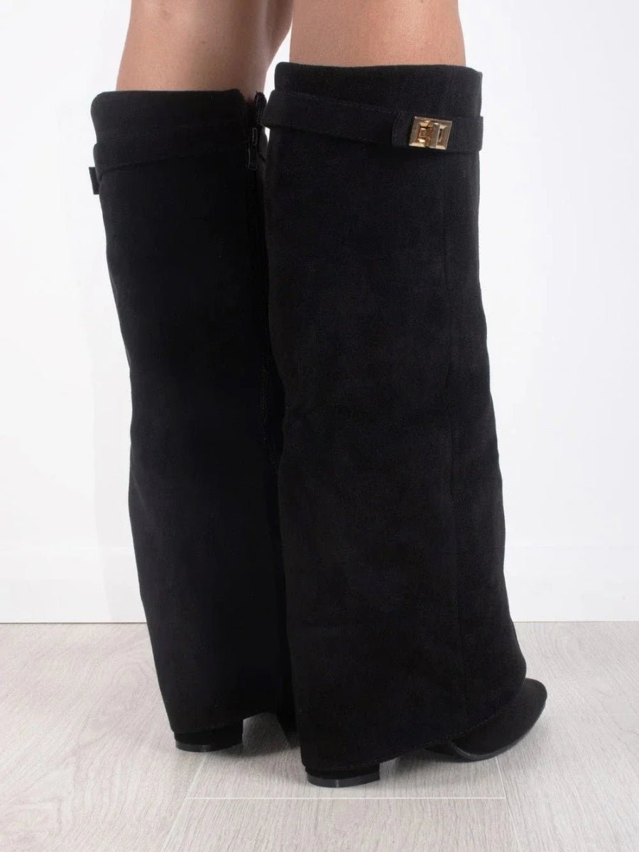 Bottes noires pour femmes avec détails dorés raffinés, bottines élégantes et confortables pour un look chic.