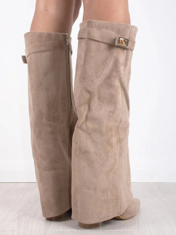 Bottes pour femmes, alliant confort et style chic, avec détails dorés. Idéales pour la mode automne-hiver.