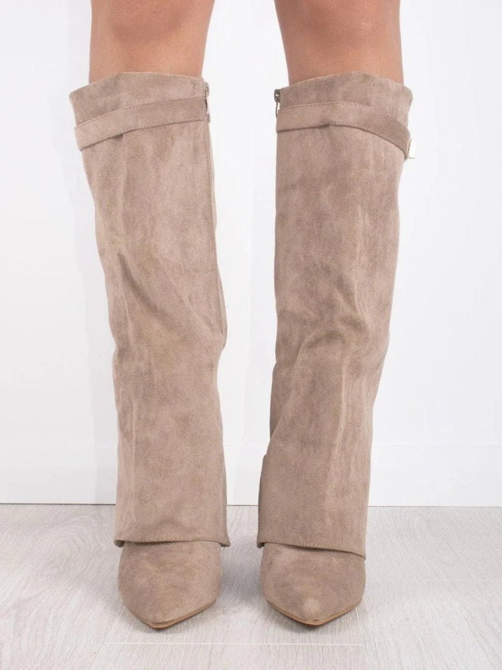 Paire de bottes élégantes noires pour femmes, vue de côté, avec fermeture éclair et boucle dorée, confort assuré.