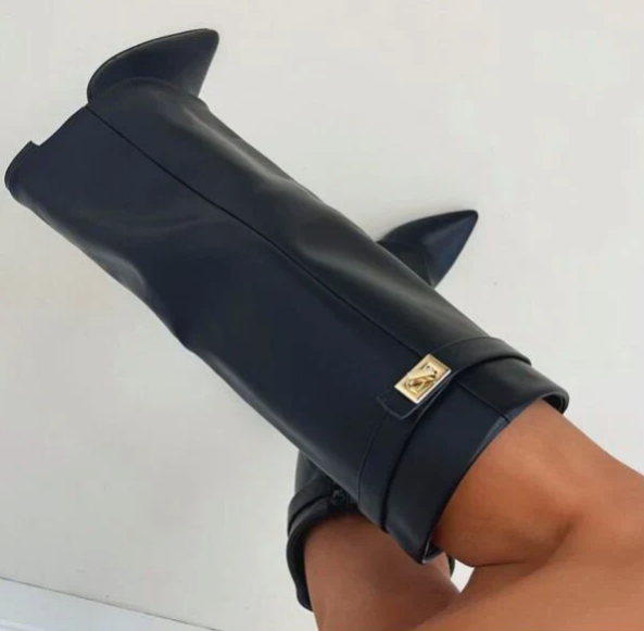 Bottes femme élégantes et polyvalentes pour automne/hiver. Hauteur genou, revers texturé et talon bloc.