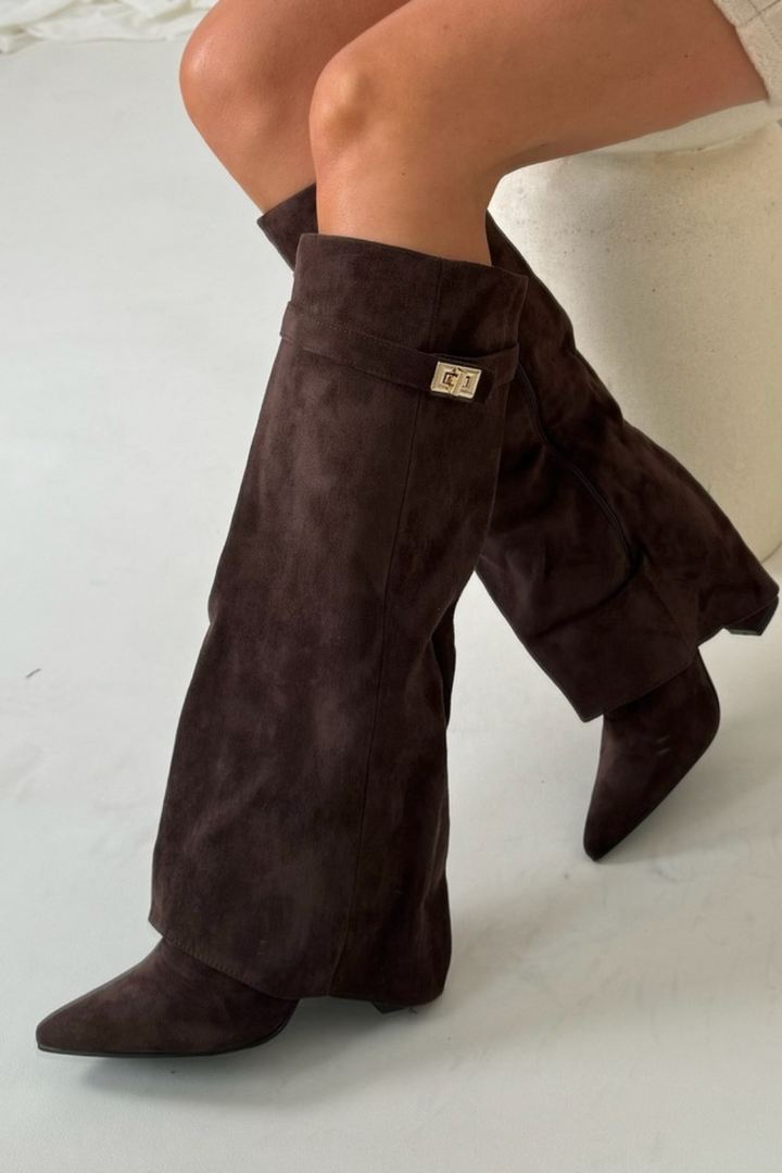 Bottes femme chics noires hauteur genou. Revers texturé subtil, talon bloc stable. Parfaites tenue élégante.